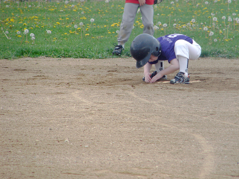 Drew digging while bored at 2nd base (246.83 KB)