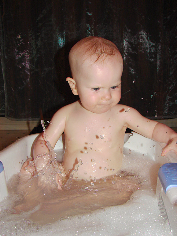 Katelyn splashing in the bath (182.61 KB)