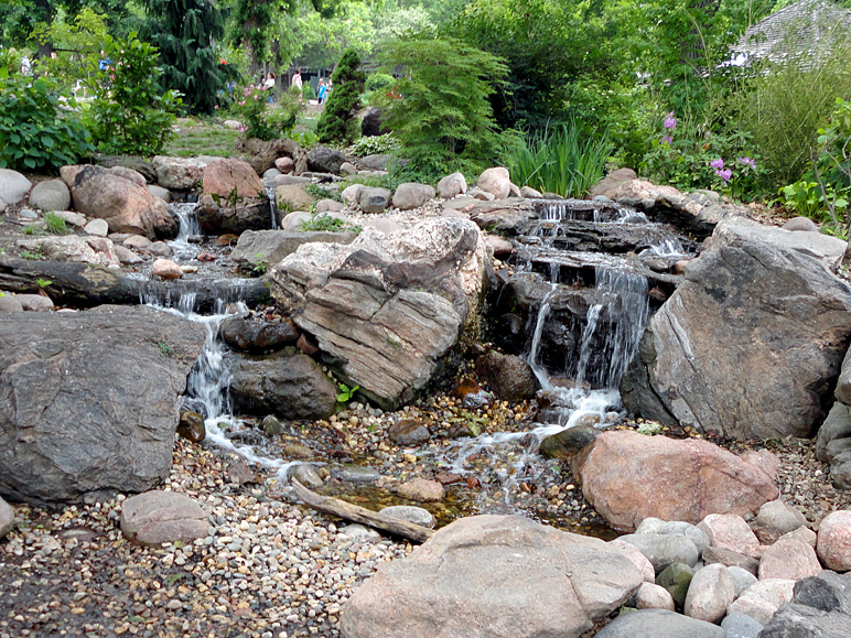 This is a nice water feature at the Henry Doorly Zoo (357.77 KB)