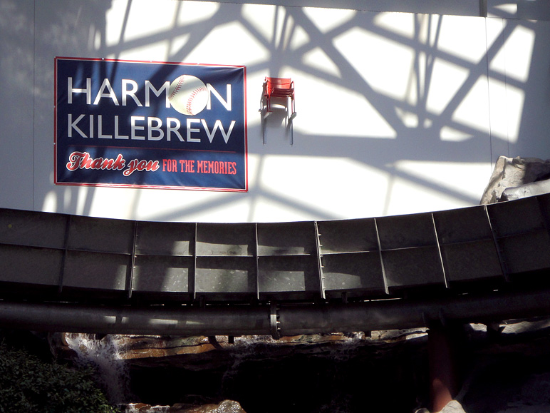 Here's a little tribute to Harmon Killebrew at the Mall of America (164.48 KB)