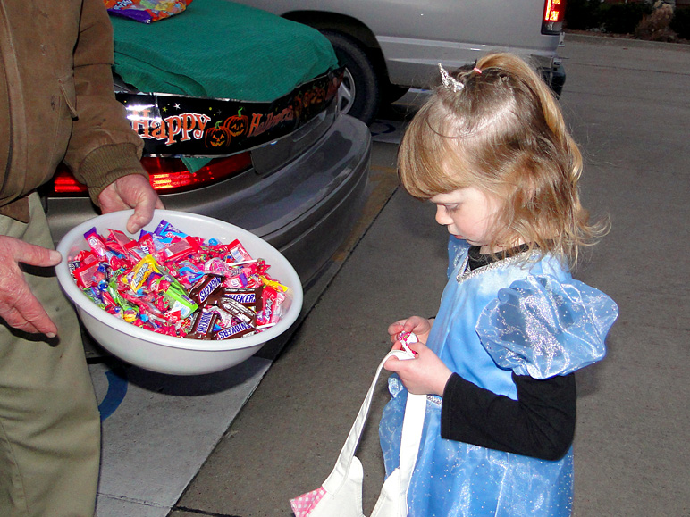 Kate getting some candy (243.98 KB)