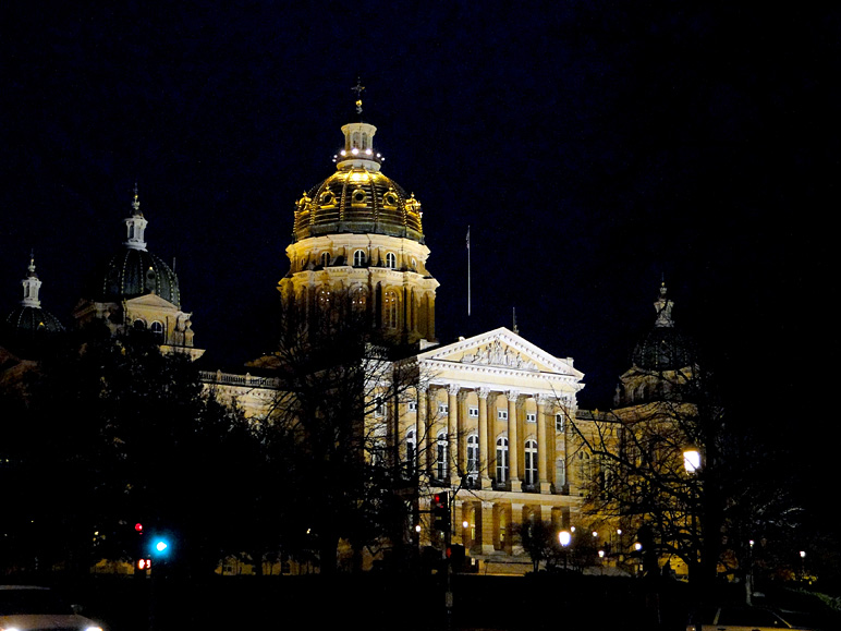 The Iowa State Capitol at night (147.58 KB)