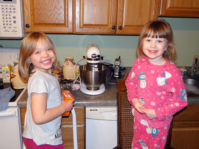 Hannah and Kate getting ready to bake (247.37 KB)