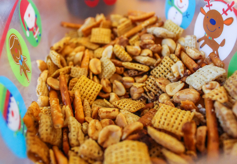 Mmm... home made Chex Mix... (257.53 KB)