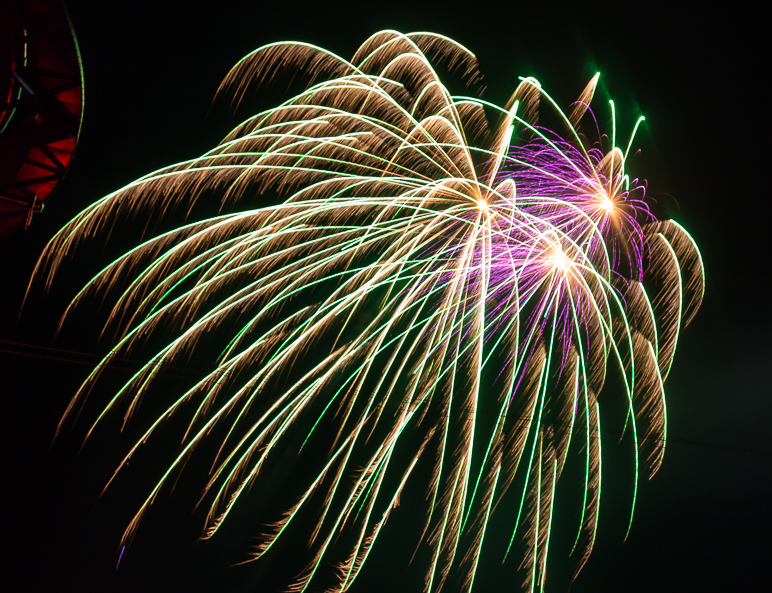 It's really not a bad fireworks show, especially for it being done at sea. (378.20 KB)