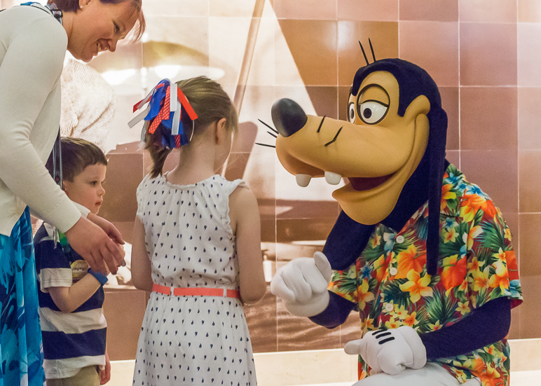 Kate and Luke with Goofy (268.90 KB)