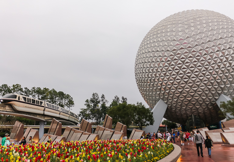 Spaceship Earth, flowers, and a monorail train ... give me a blue sky and you've got postcard material. (270.88 KB)