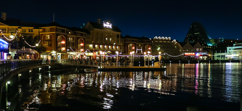 The Disney Boardwalk is quite pretty at night. (184.20 KB)
