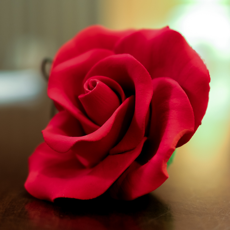 This "rose" was made just from fondant icing.  Amazing! (146.44 KB)