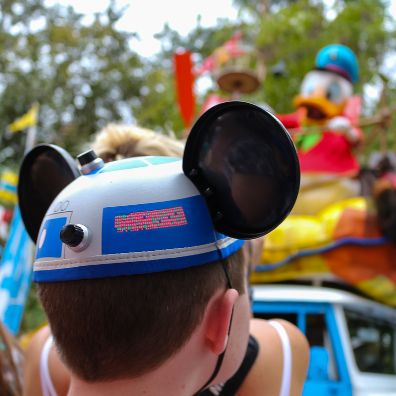 Andrew watching the parade in his R2-D2 Mickey ears. (241.56 KB)