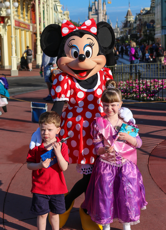 Kate and Luke with Minnie at the front of the park (307.81 KB)