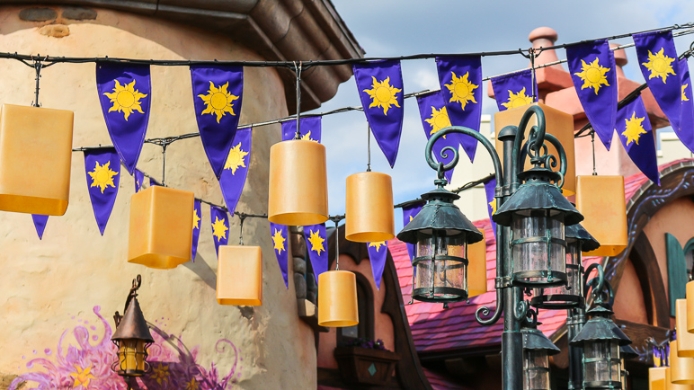 This was our first time seeing the new Rapunzel/Tangled decorations in this part of Magic Kingdom (259.39 KB)