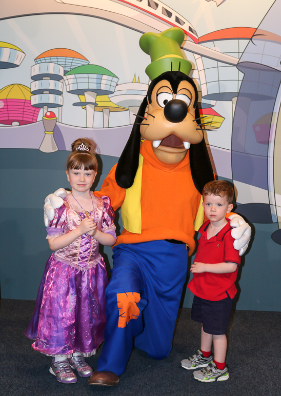 Goofy with Katelyn and Lucas (258.83 KB)