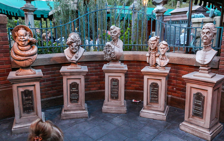 The dÃ©cor in the queuing area for The Haunted Mansion is incredible. (333.15 KB)
