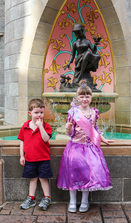 Katelyn in front of Cinderella's Fountain (286.72 KB)