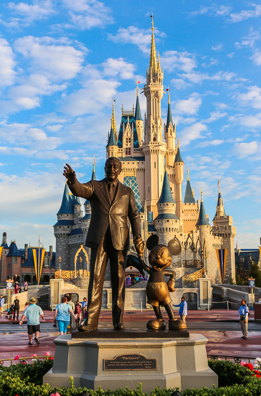 The "Friends" statue with Walt and Mickey in front of Cinderella Castle was very nicely lit that morning. (317.02 KB)