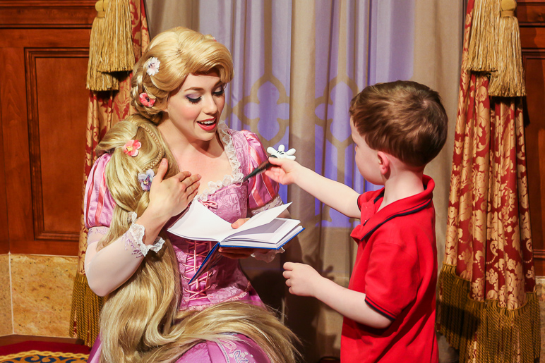 Lucas was a gentleman and made sure Rapunzel had a pen to sign his autograph book. (300.54 KB)