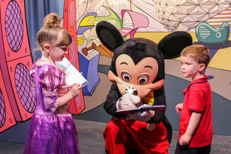 Mickey signing Katelyn's and Lucas' autograph books (290.53 KB)