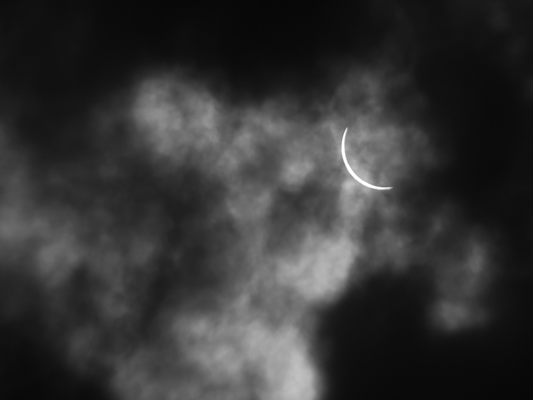 A photo of the eclipse, 53 seconds before totality began (C2). (61.28 KB)