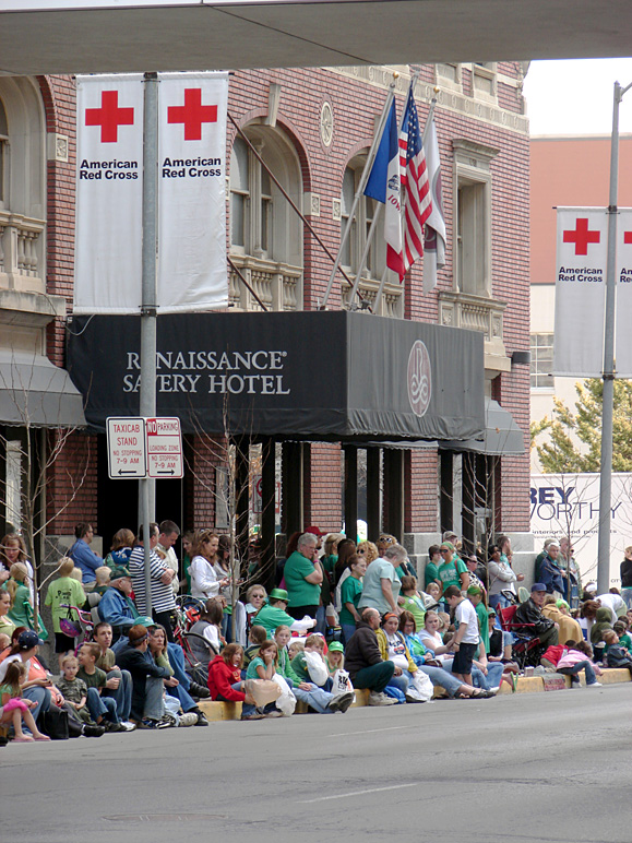 The growing, pre-parade crowd (274.54 KB)