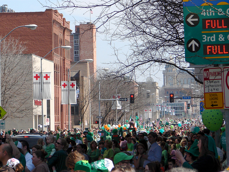 Crowd on Locust Street in Des Moines (331.20 KB)