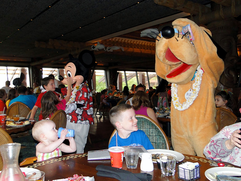 Pluto signing their autograph book (248.66 KB)