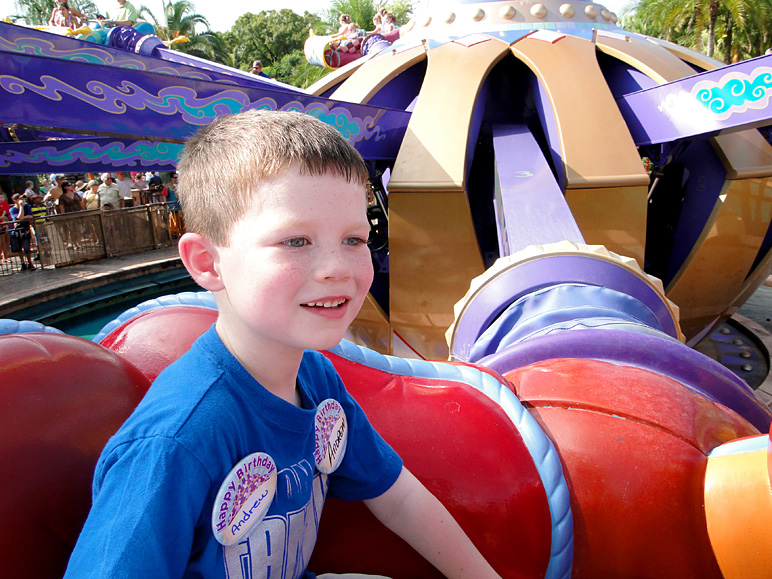 Andrew enjoying the Aladdin ride (266.60 KB)