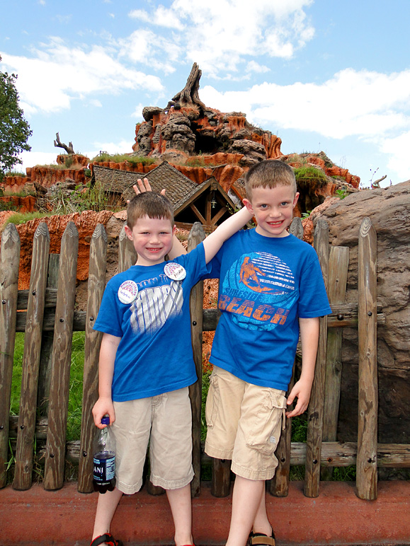 Jake and Drew outside Splash Mountain (270.21 KB)