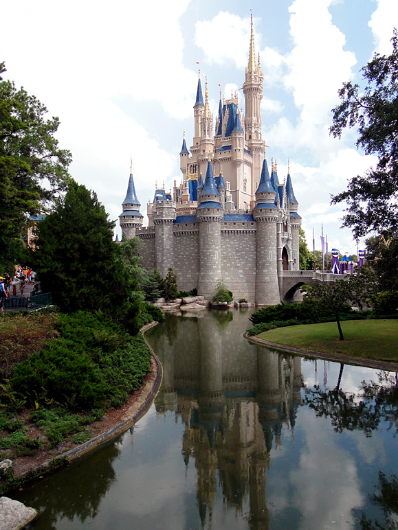 Side shot of Cinderella's Castle (247.57 KB)
