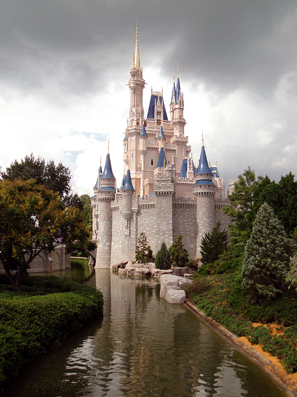 Another side shot of Cinderella's Castle (231.51 KB)