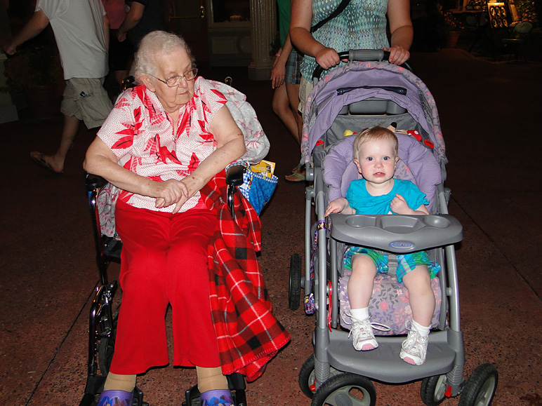 They were both waiting for the parade (243.67 KB)