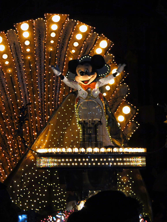 Mickey leads the way (258.84 KB)