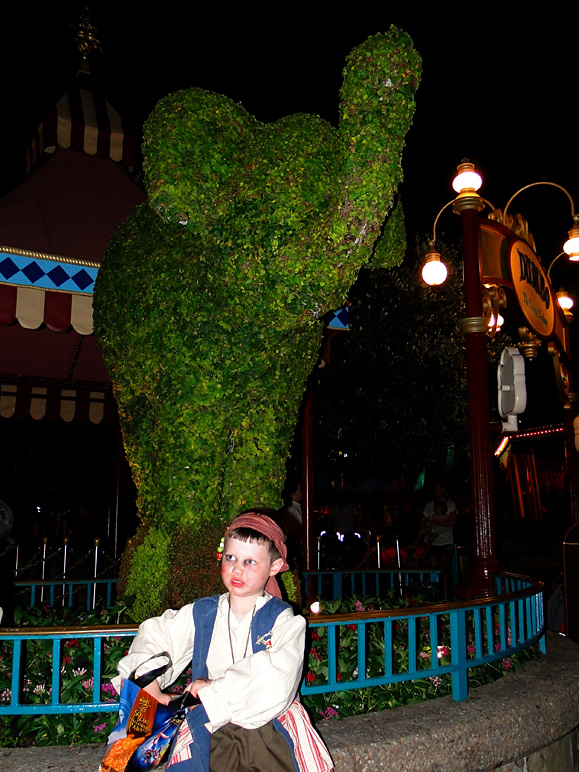 Andrew in front of an elephant (253.62 KB)
