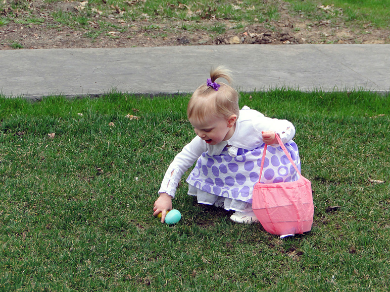 Katelyn finding an egg (345.74 KB)