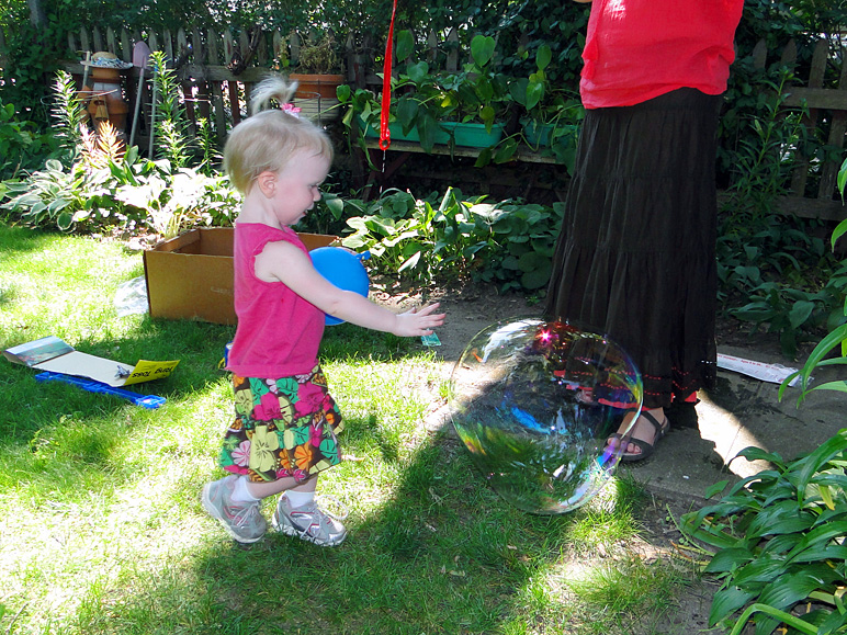 Katelyn wowed by the biggest bubble she's ever seen (353.36 KB)
