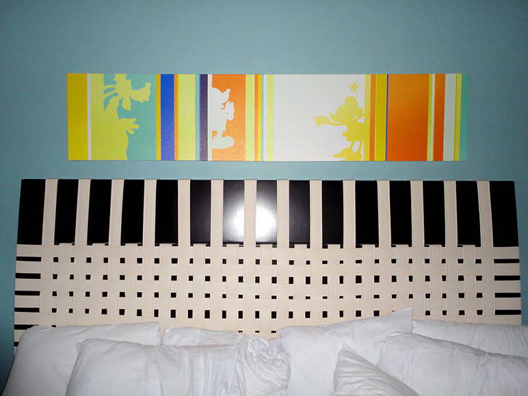 This artwork is hung above the bed (177.03 KB)