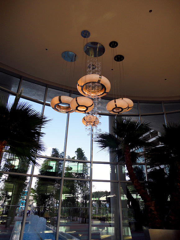 This chandelier is the lobby (218.58 KB)