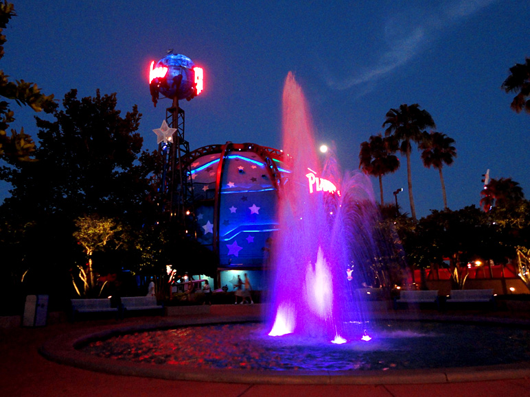 Planet Hollywood with a fountain (212.60 KB)