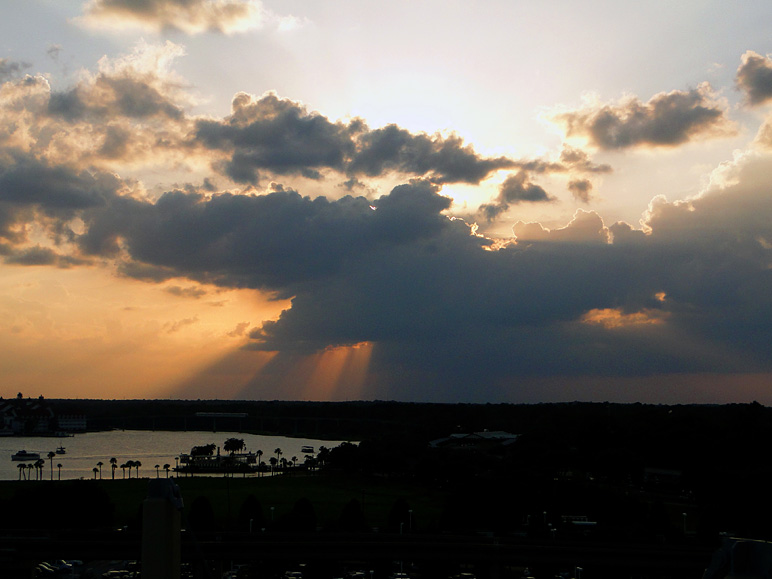 This sunset was far more beautiful than my camera would capture. (134.11 KB)