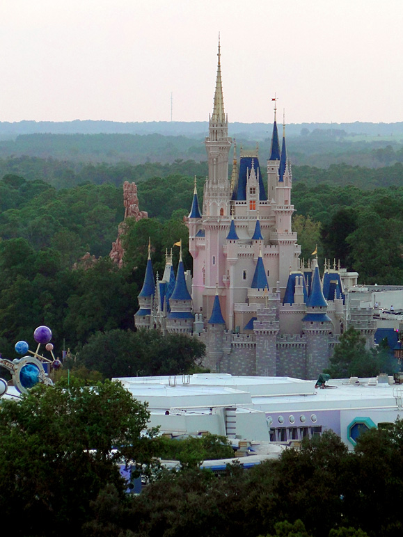 Closer on Cinderella's Castle (202.22 KB)