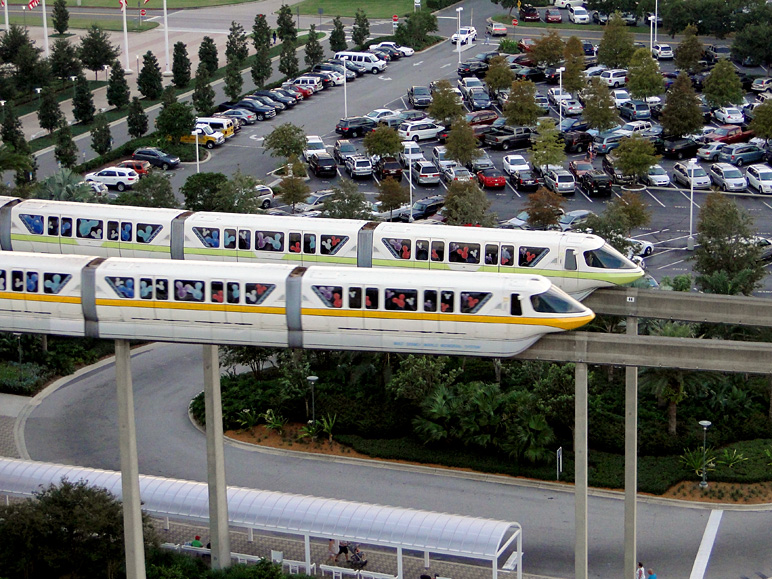 Two monorails in one picture.  Eat it, Disney freaks! (291.11 KB)