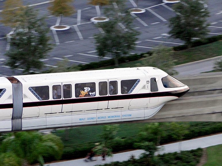 See the special Halloween theme on the monorails? (220.31 KB)
