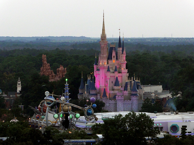 Cinderella's Castle getting some night time lighting (211.58 KB)