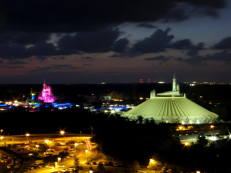 Nighttime shot of Magic Kingdom (184.22 KB)