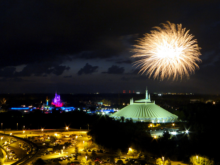 Fireworks over Magic Kingdom (212.02 KB)