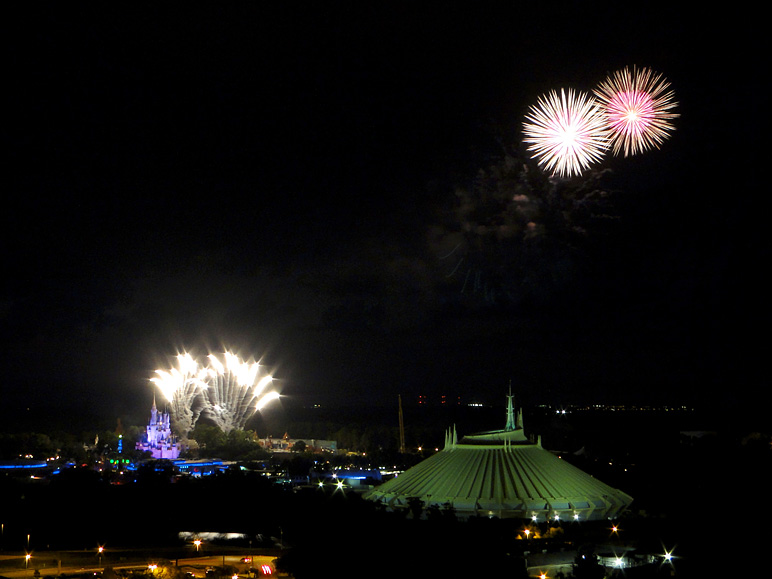 The fireworks never seen this far offset when viewed from Main Street in the park (126.02 KB)