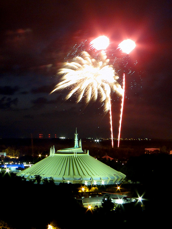 Nice a bright (OK, completely blown-out) red fireworks (188.83 KB)