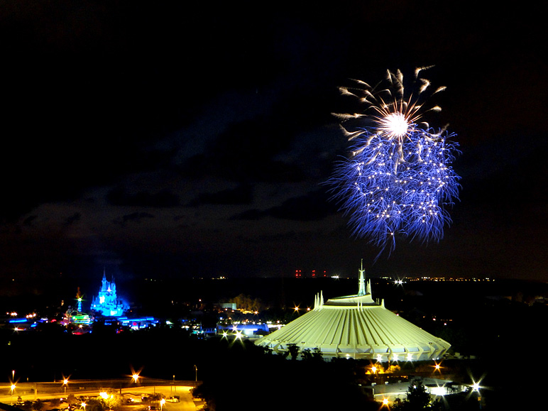 Blue and white fireworks (160.77 KB)