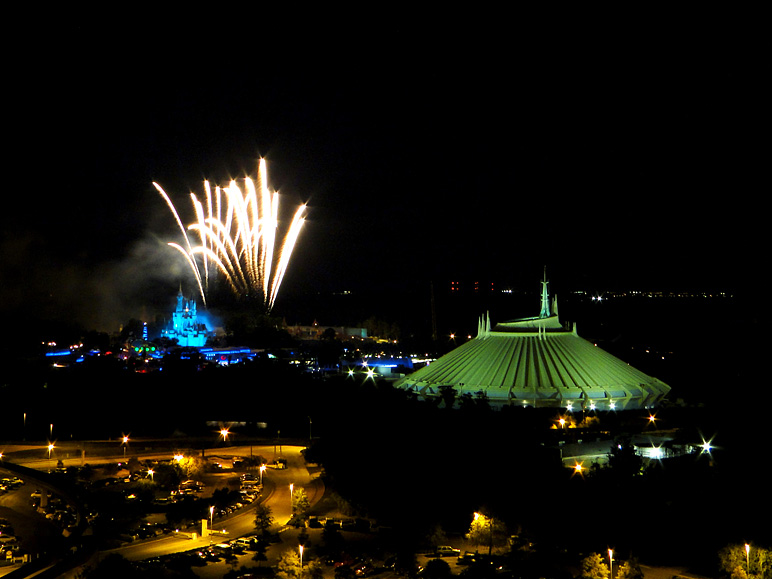 Fireworks going behind Cinderella's Castle (140.22 KB)