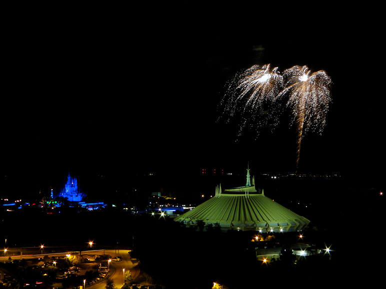 Some white fireworks (110.17 KB)